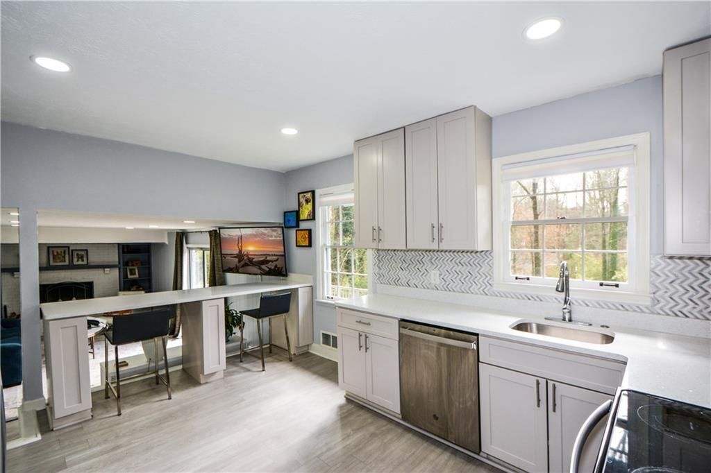 Building Photo - 643 Navarre Dr