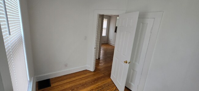 Building Photo - 208 Main St