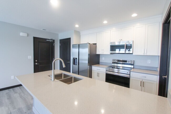 Building Photo - New! Beautiful 2 Bed, 2 Bath Apartment in ...