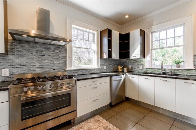 Building Photo - 628 Cooledge Ave NE