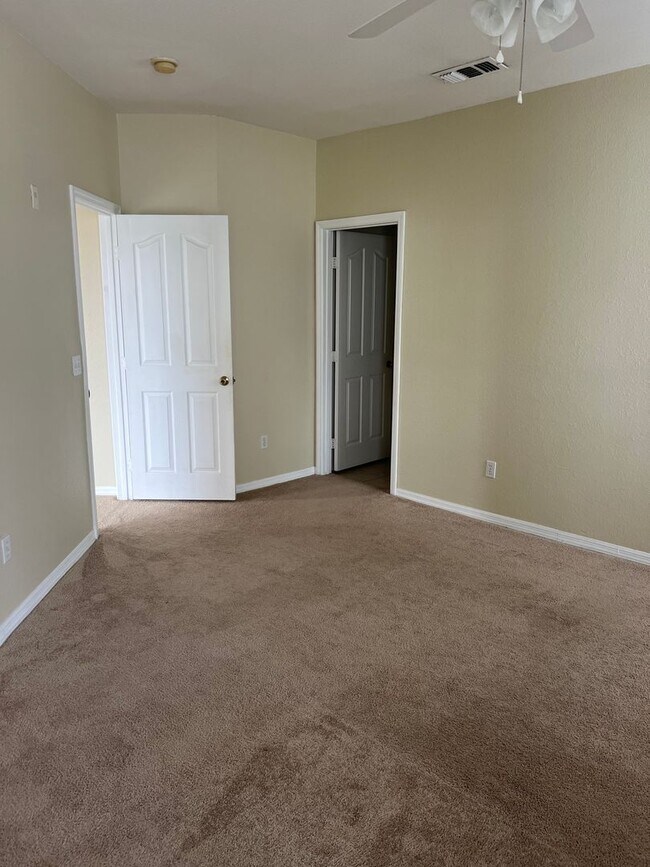 Building Photo - Maitland Area 2/2 Condo with Water View