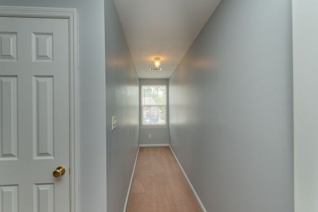 Building Photo - $1750 - Updated 3 bed/3 bath house conveni...