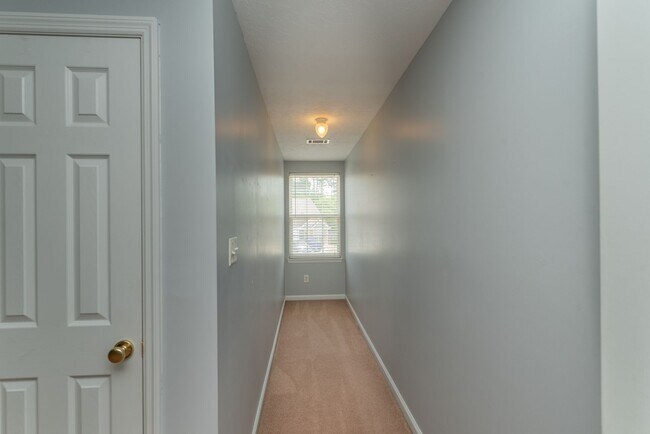 Building Photo - $1750 - Updated 3 bed/3 bath house conveniently located near Doctor's Hospital!