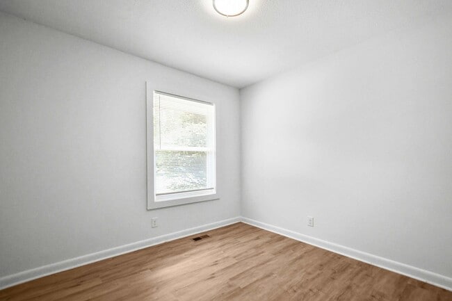Building Photo - Pet Friendly Three Bedroom!