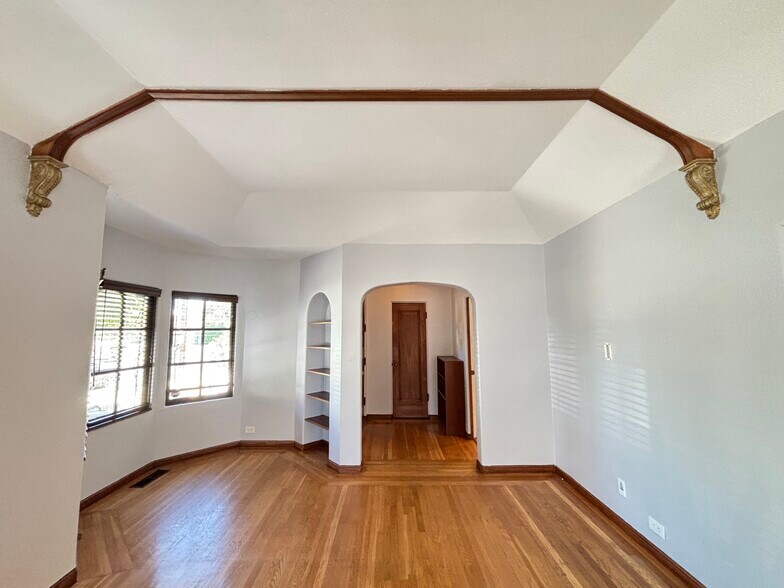 Building Photo - 5875 Picardy Dr