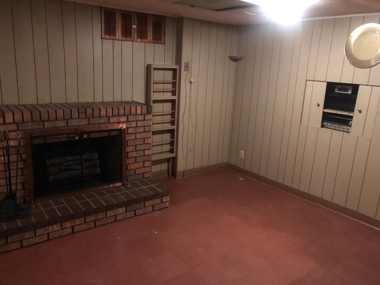 Lower level - 4130 E Grand Ave