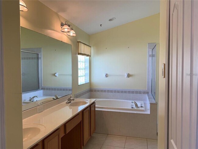 Building Photo - 4211 Hartford Lake Dr
