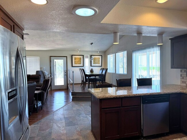Building Photo - 3 BEDROOM HOME IN TIERRA MESA!