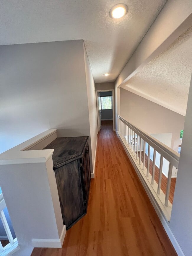 Building Photo - West Ventura - Gorgeous updated three bedroom, 2.5 bath home in Brock Hills