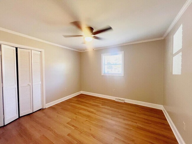 Building Photo - 106 Lori Dr