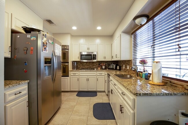 Building Photo - Lovely  3/BR 2/BA Home with Office & Sunro...