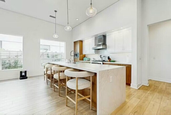 Building Photo - 3534 Ambassador Dr