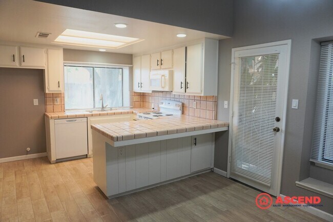 Building Photo - Beautiful 3 Bedroom Home Located in the So...