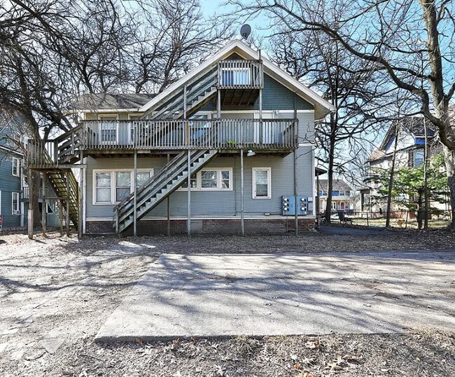 Building Photo - 2 bedroom / 1 bathroom apartment with Easy Commute or Walk to Drake University!