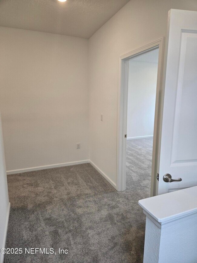 Building Photo - 207 Brandon Lks Dr