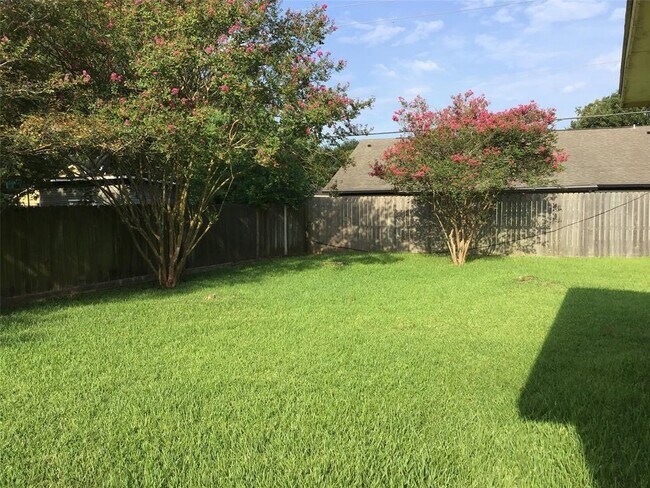 Building Photo - 1215 Ashwood Dr