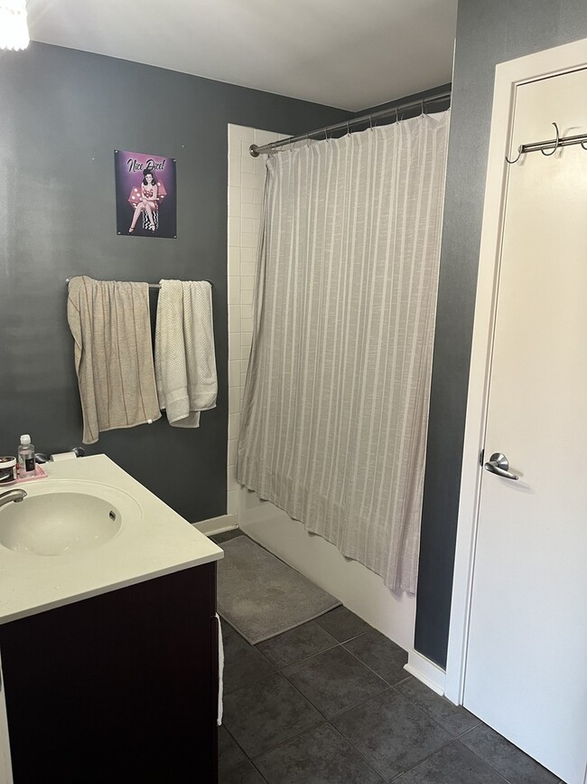 Building Photo - 1075 W Roosevelt Rd