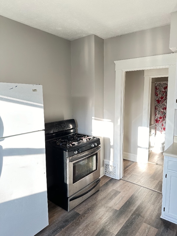 Building Photo - 1185 W 8th St