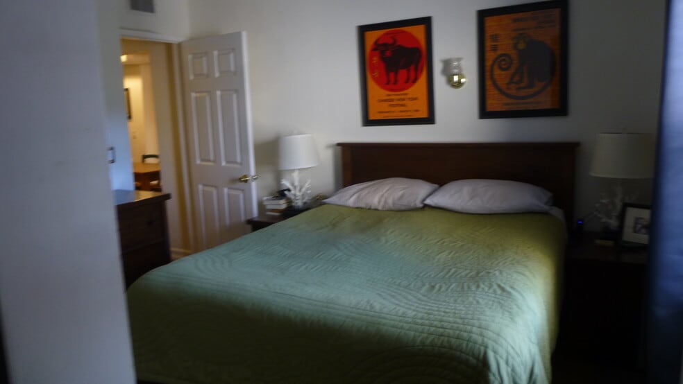 bed room - 2047 Ivar Ave