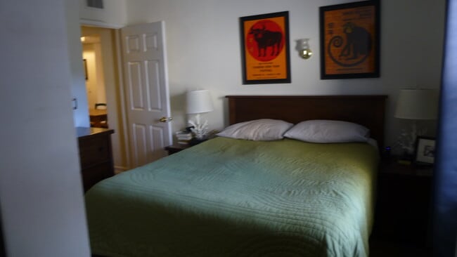 bed room - 2047 Ivar Ave