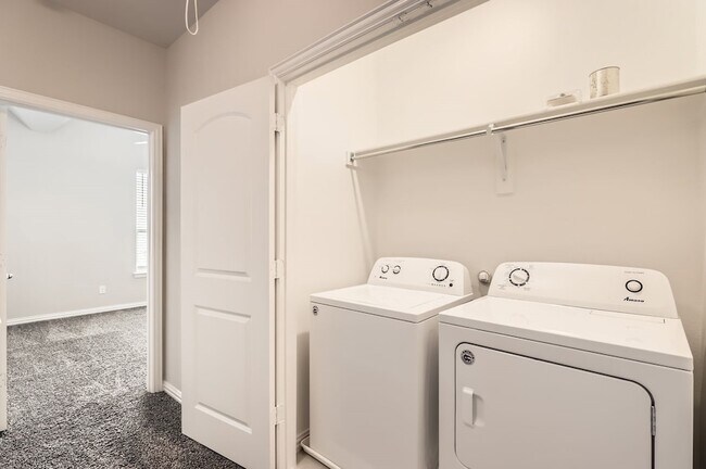 Building Photo - 301 E Lamar St