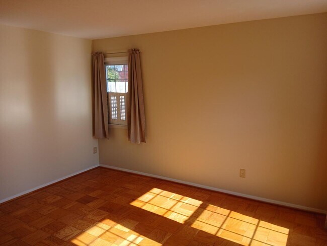 Building Photo - 2511 Meadow Dr
