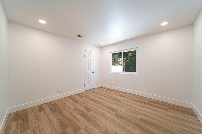 Building Photo - 9455 Hillhaven Ave