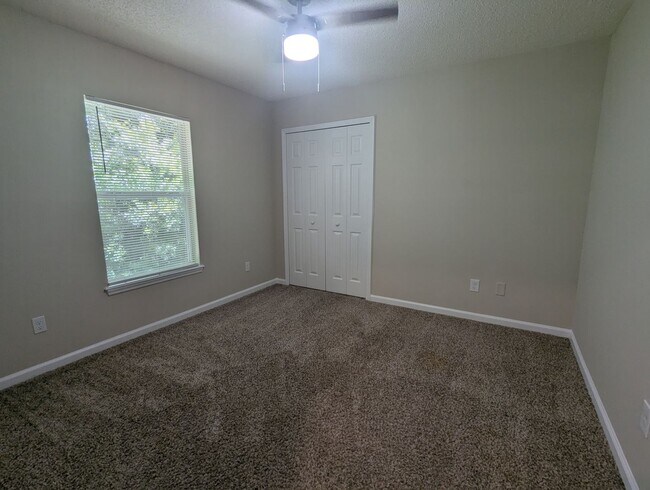 Building Photo - 3/2 WITH A GREAT PRICE AND READY FOR IMMED...