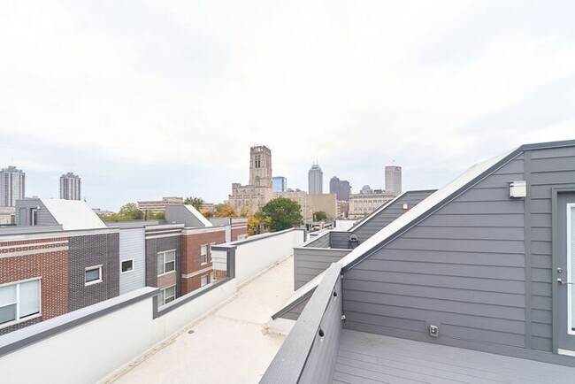 Building Photo - Like New Townhome With Your Own Rooftop Vi...