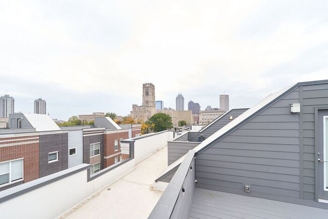 Building Photo - Like New Townhome With Your Own Rooftop Views of Downtown Indy!