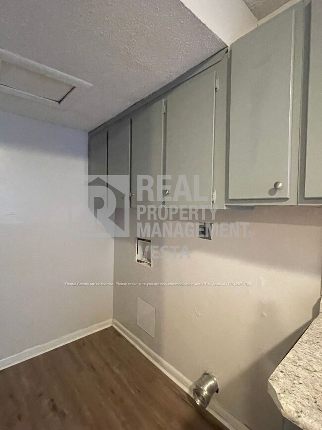 Building Photo - Spacious Two Bedroom Apartment in Warner R...