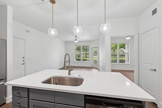 Building Photo - Stylish 1 Bed Apt — Save $1,200 on First M...