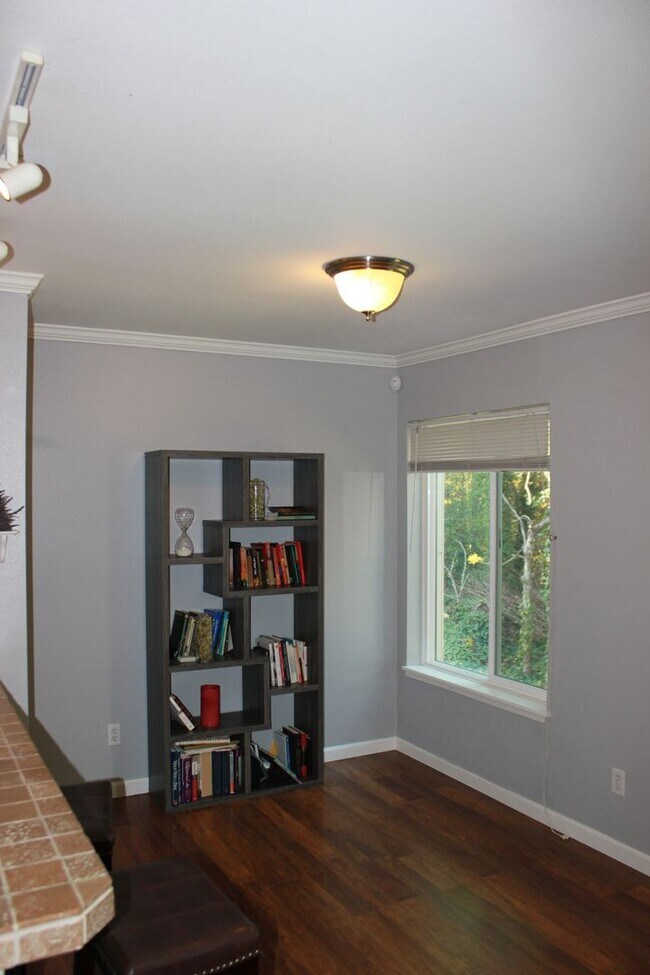 Building Photo - Gated Condo 2 bedroom 2 bath with no stairs!