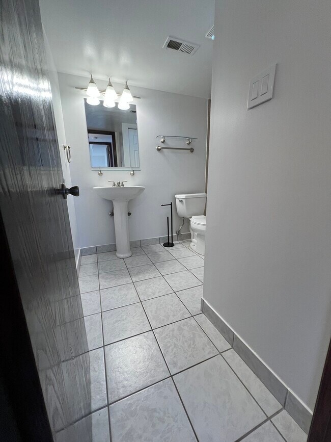 Building Photo - 5985 Lakeside Pl