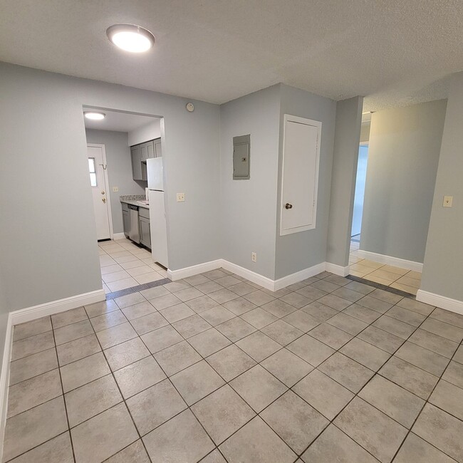 Building Photo - Charmin 3/1 Duplex In Groveland FL
