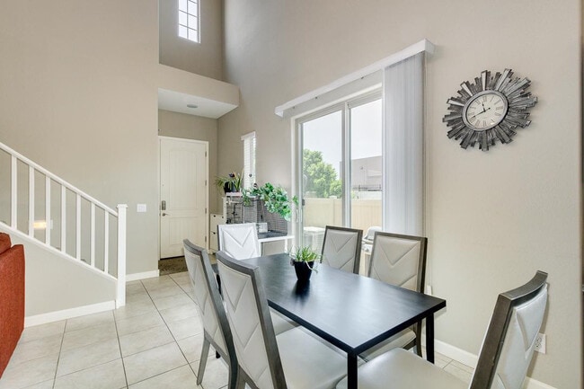 Building Photo - 1367 S Country Club Dr