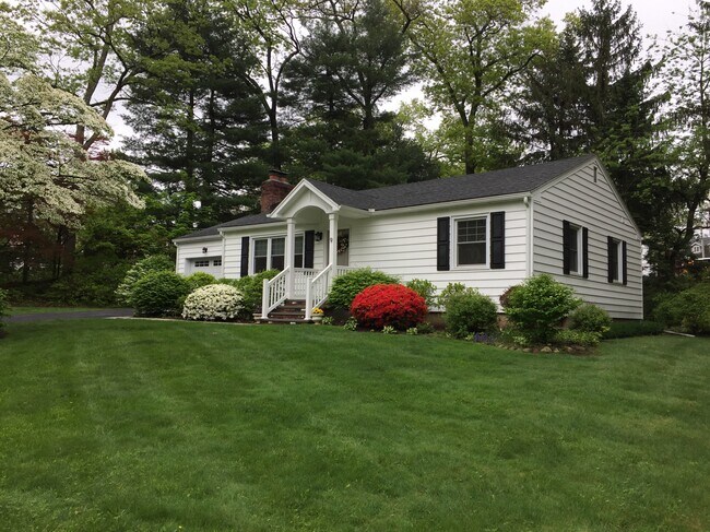 Primary Photo - 9 Briarwood Dr