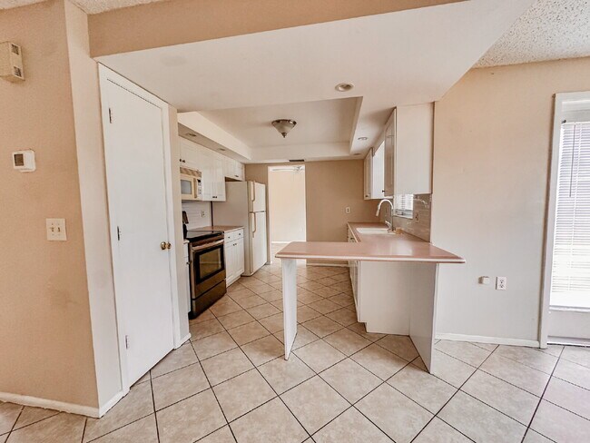 Building Photo - Gorgeous Venice home near beaches and town and highways