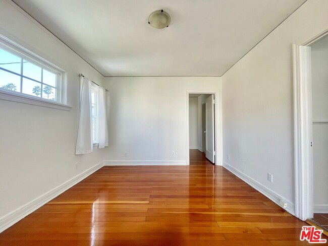 Building Photo - 521 Kings Rd