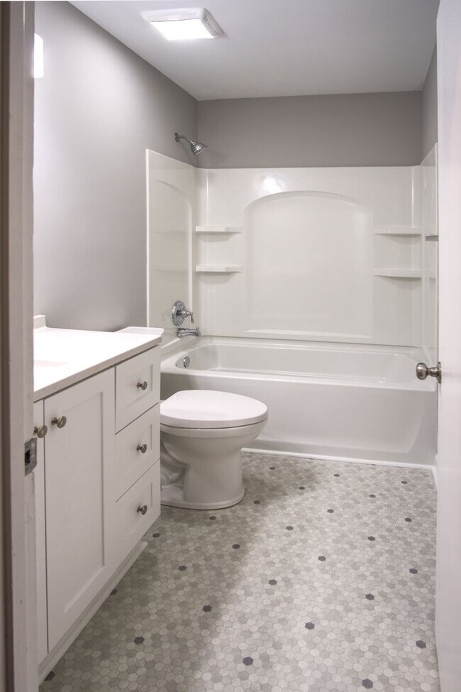 Building Photo - 3 Bedroom 1.5 Bath House w/Large Yard- Easy access to OHB and Nolensville Pk $2200