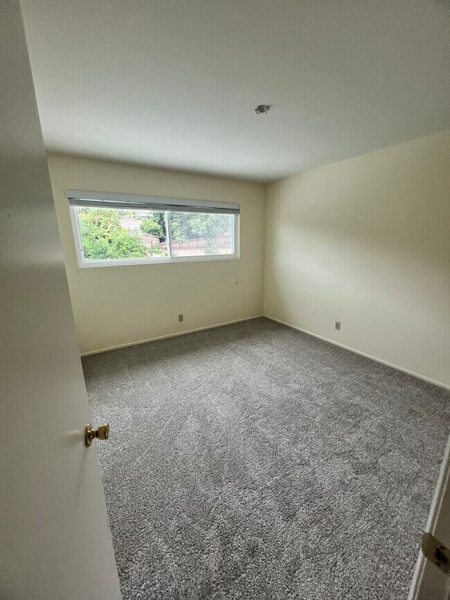 Building Photo - Santa Paula - Spacious pool home in wonder...