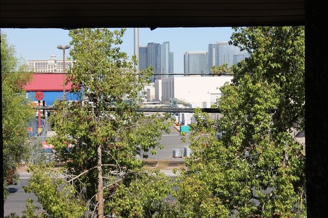Building Photo - CUTE CONDO 1 BEDROOM, 1 BATHROOM, NEAR STR...