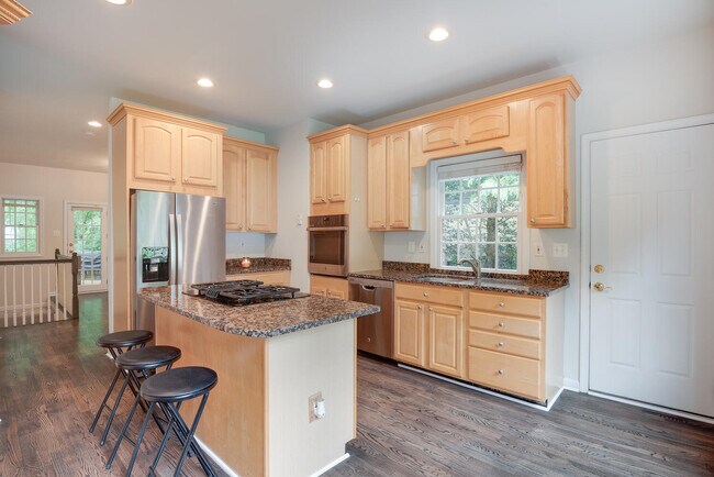 Building Photo - 6351 Lakewood Dr