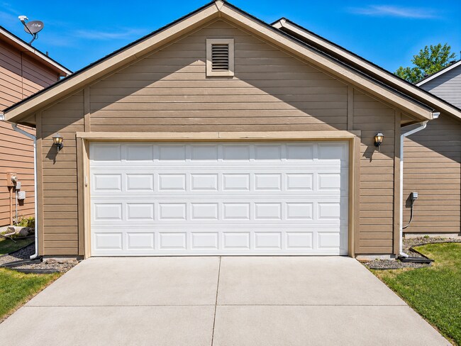 Building Photo - Easy-Living 3 Bed, 2 Bath Home with Double Garage, Pool Access & Private Courtyard