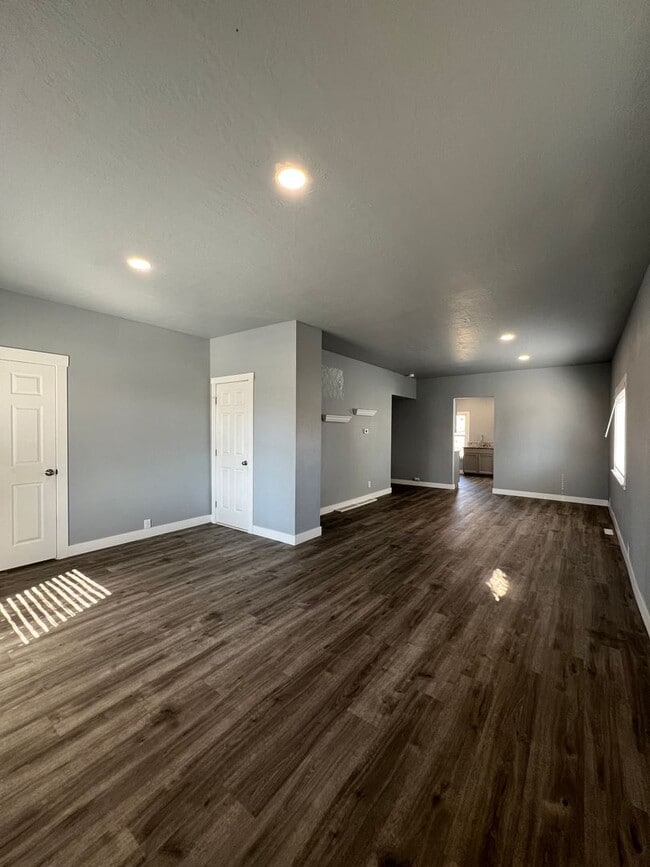 Building Photo - Charming 3 Bedroom 2 Bathroom House!!