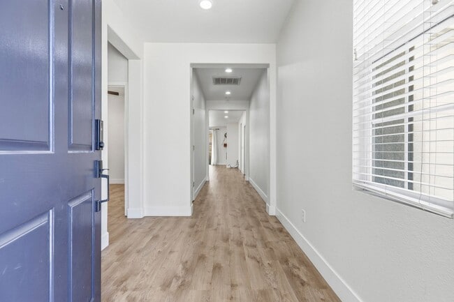 Building Photo - 1292 Paseo Belleza