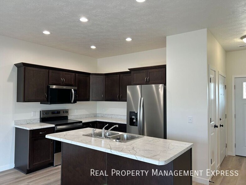 Primary Photo - Cozy 2 Bedroom 1.5 Bathroom Townhome