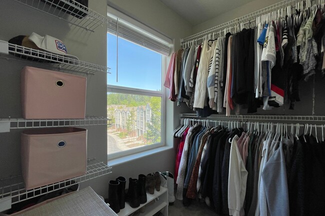 Building Photo - Stunning Forest Heights Home with Washer/D...