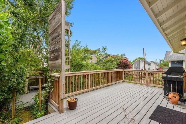 Building Photo - 5Bd/2Ba Seattle Home