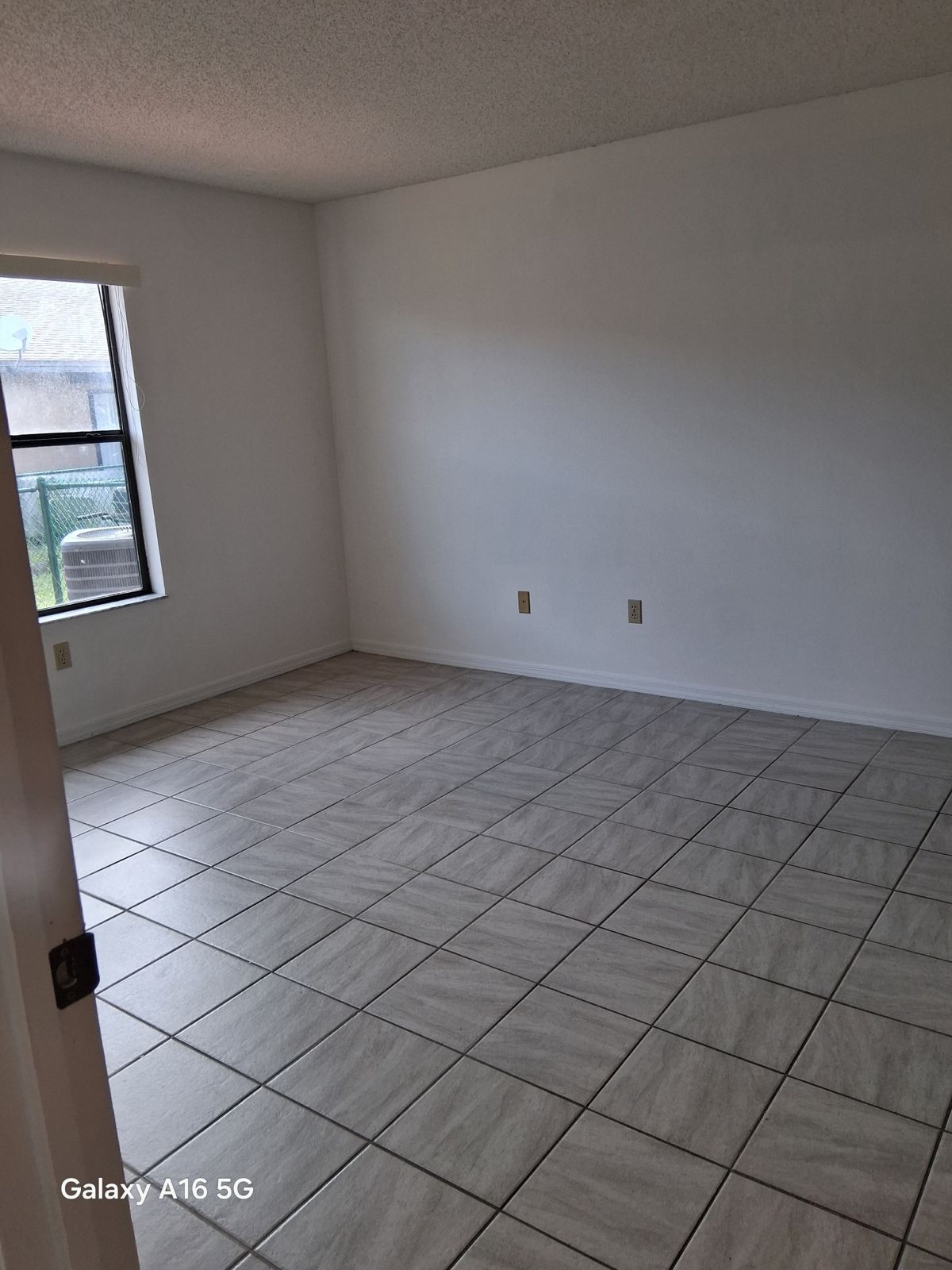 Building Photo - 2025 Caribbean Dr S